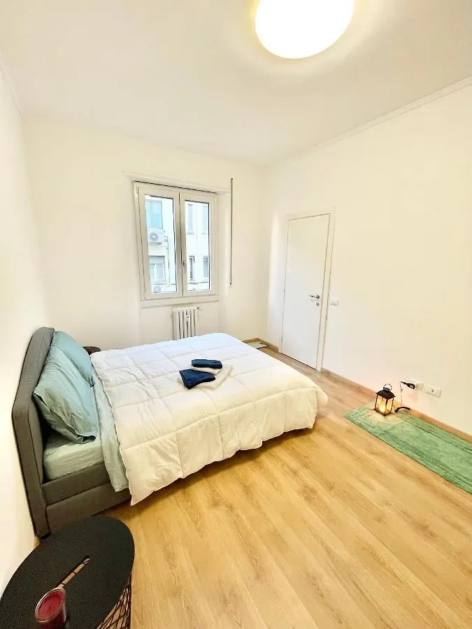 Contacts de Camera Con Bagno Privato Interno - Zona Bocconi